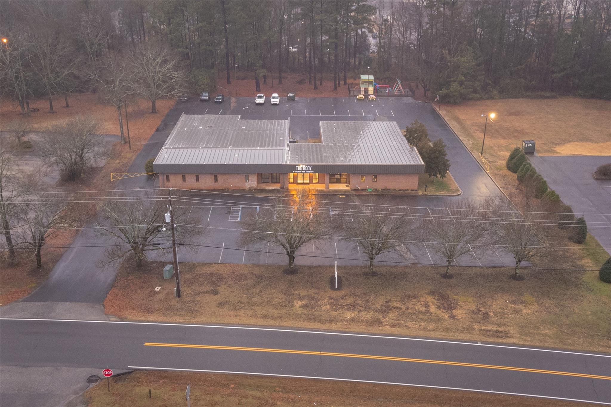 Main image without alt text