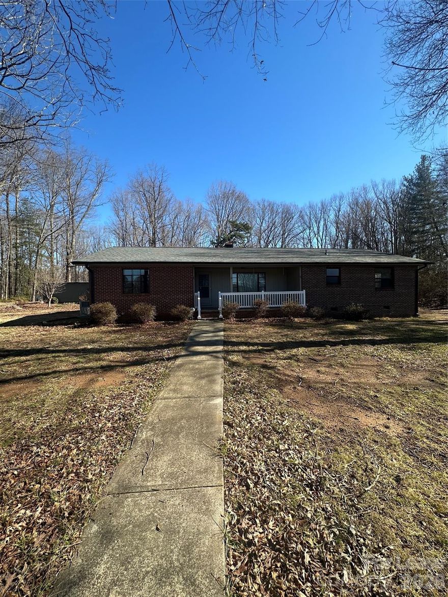 BRICK RANCH 3 BEDROOM, 2 BATHROOM ON 7.46 ACRES
LANDLORD PROVIDES LAWN CARE

WELL AND SEPTIC (NO CITY WATER OR SEWER BILLS)