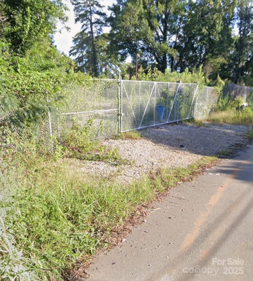 Charlotte location, close proximity to Uptown and to I-85 and I-77 corridor. 
ML-1 zoning is a Manufacturing and Logistics zoning district in Charlotte, NC, intended for light industrial, warehouse, distribution, and light manufacturing and assembly uses. This zoning is designed to accommodate a wide range of industrial activities, and residential uses are generally not permitted in these zones. 
Purpose: The ML-1 zone is intended for a mix of industrial and logistics uses.
Allowed uses: The district allows for a variety of light industrial activities, including assembly, manufacturing, and warehousing/distribution.
Prohibited uses: Residential uses are generally prohibited to prevent conflicts with industrial operations.