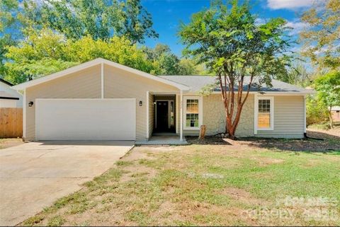 Photo of 232 Vista Grande Circle, Charlotte, NC 28226 (MLS # 4334758)