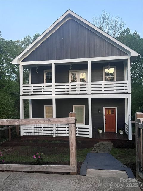219 Courtland Place Asheville NC 28801
