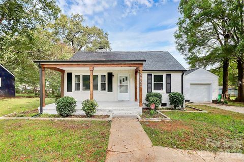 Photo of 5726 Oak Drive, Charlotte, NC 28216 (MLS # 4381646)