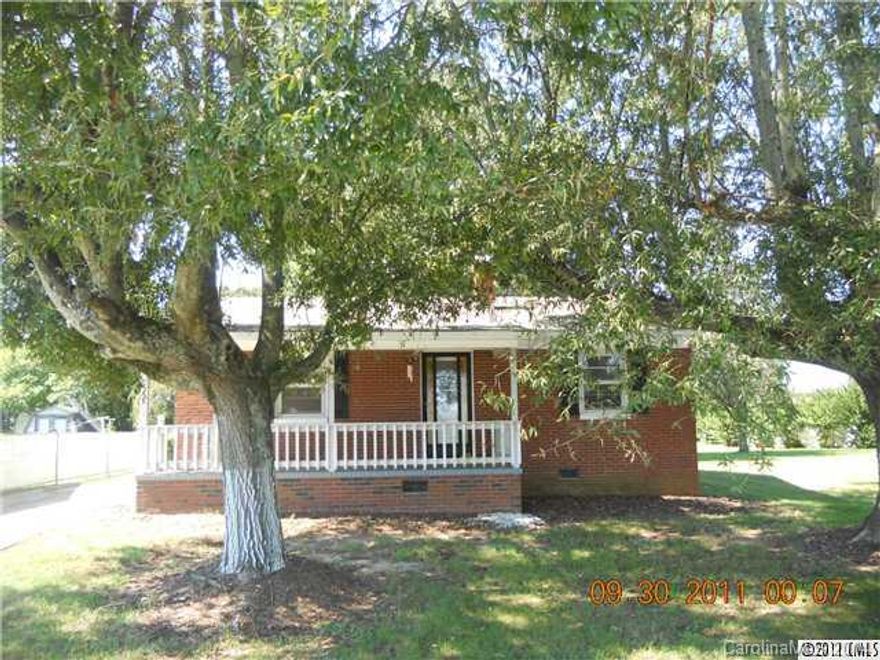 Cute 2 bedroom home in Huntersville. Updated Kitchen with tile floors, HW. Large Private yard. New Roof Feb 2013.