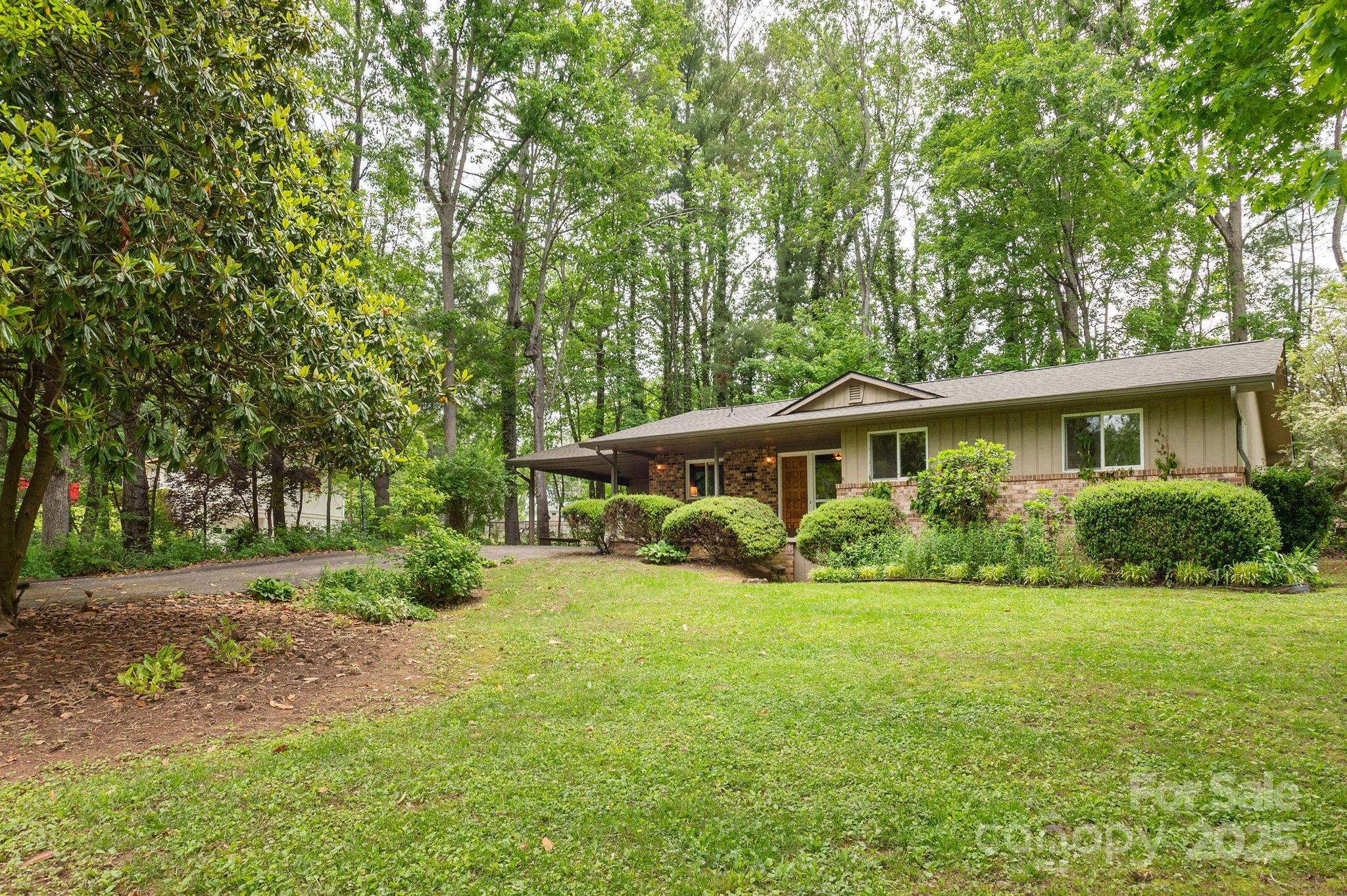 6 N Hudson Lane
