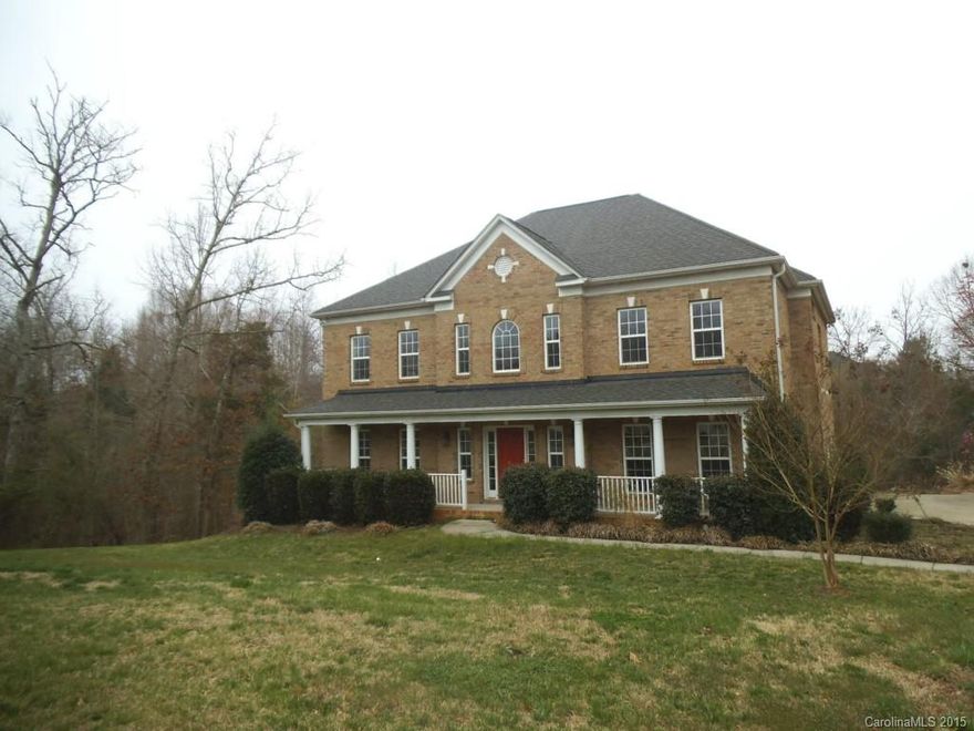 Highly sought after location for this REO in need of repairs. Missing kitchen cabinets & some needed repairs will limit financing options. Property sold in "as is" condition, proof of funds/pre-approval letter, copy of EMD to accompany all offers. Employeesand family members residing with employees of JPMorgan Chase Bank,N.A., its affiliates or subsidiaries are strickly prohibited from directly or indirectly purchasing any property owned by JPMorgan Chase Bank,N>A>