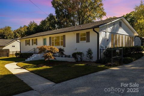 908 Ravendale Drive Charlotte NC 28216