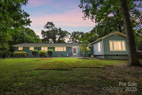 Photo of 8139 Cedarbrook Drive, Charlotte, NC 28215 (MLS # 4273904)