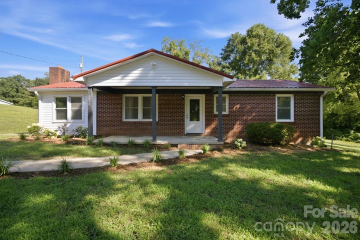Photo 1 of 35 — 3123 Castle Avenue, Hickory, NC 28601