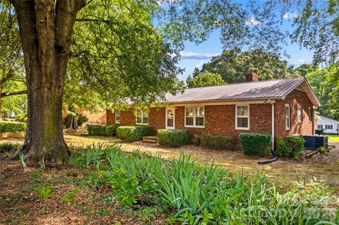Photo of 1059 Shearers Road, Mooresville, NC 28115 (MLS # 4385016)