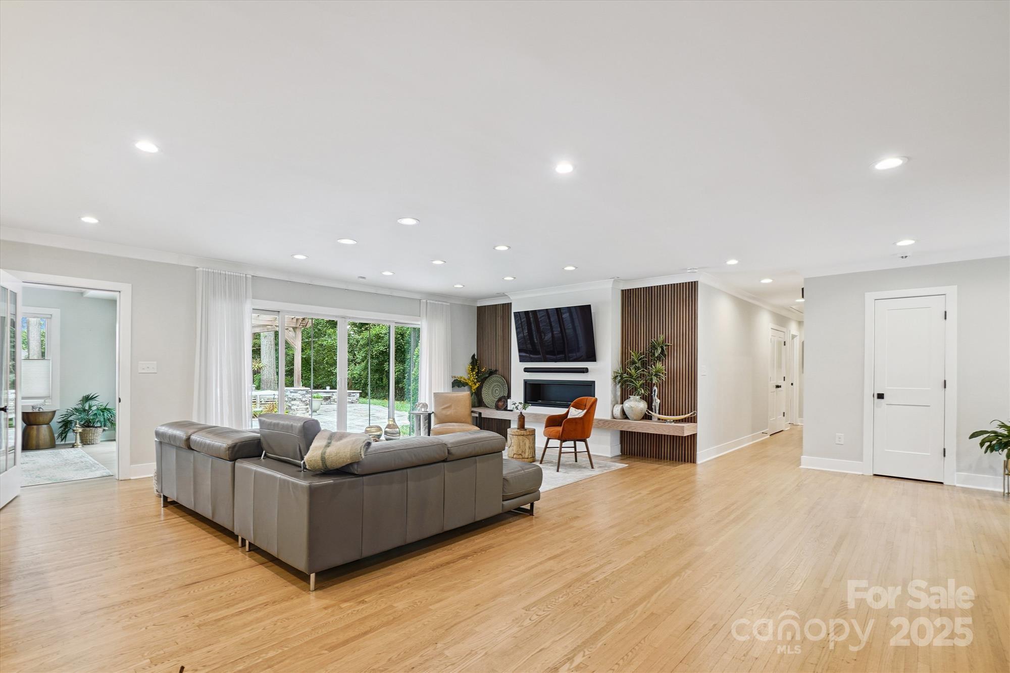1118 Crestbrook Drive
