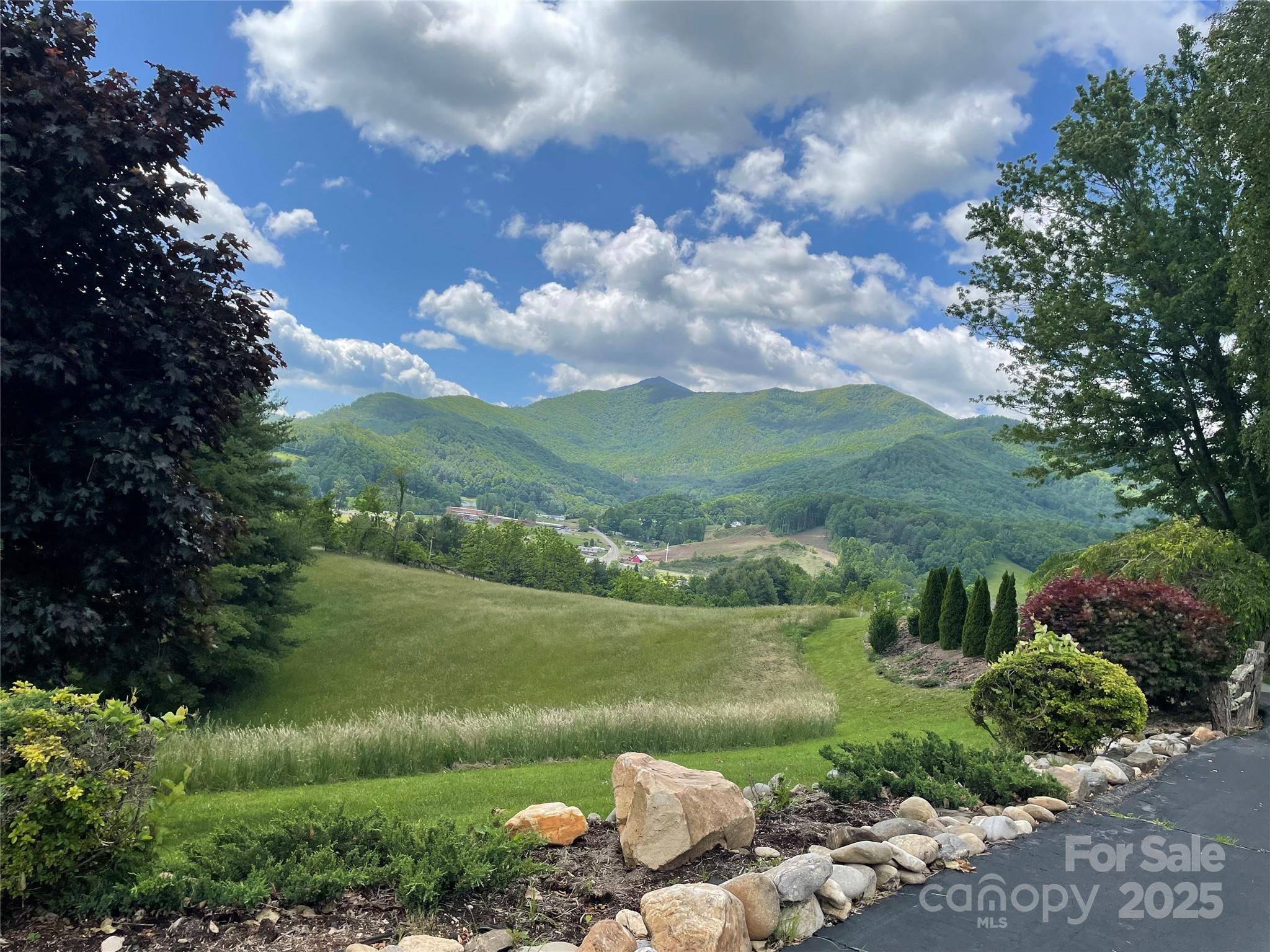 220 Grand View Lane
