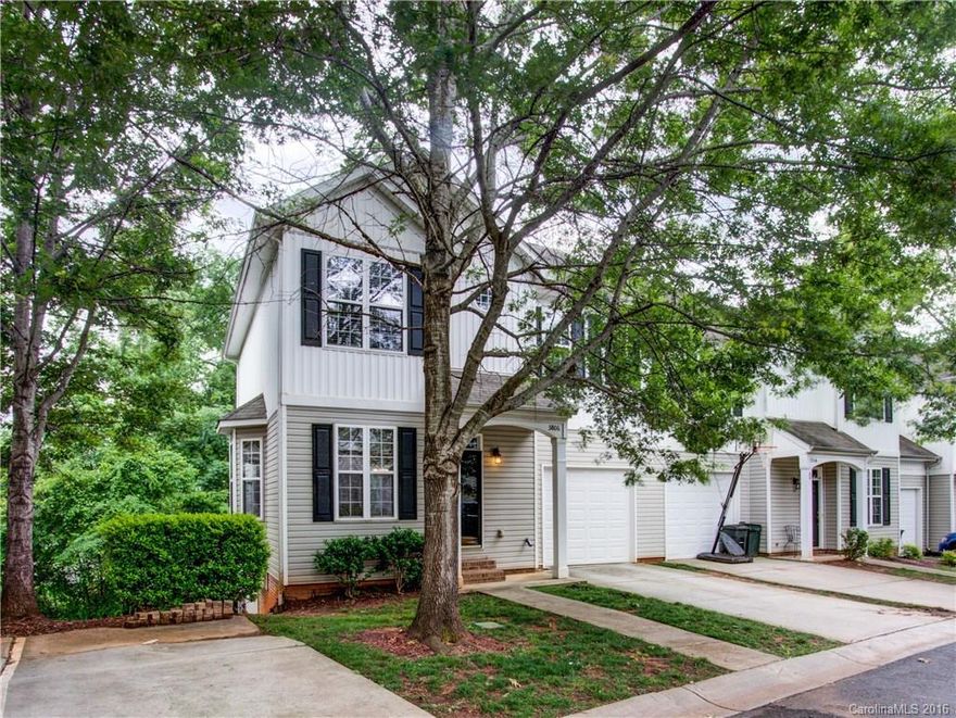 Fantastic 3 Bed, 2.5 Bath, End-Unit Townhome in Fort Mill's Regent Park Community! Features Include 581 Sq Ft
Unheated, Finished, Walk-Out Basement, One Car Attached Garage, Living Room w/ Gas Log Fireplace, Bay Window, & Ceiling Fan, Open Kitchen Overlooking Living & Dining Rooms, Spacious Master Suite w/ Ceiling Fan, Dual Vanity Sinks, Garden Tub, & Separate Shower, & Two Large Secondary Bedrooms Both w/ Ceiling Fans. Wonderful Community Amenities For The Entire Family! Minutes to Carowinds!