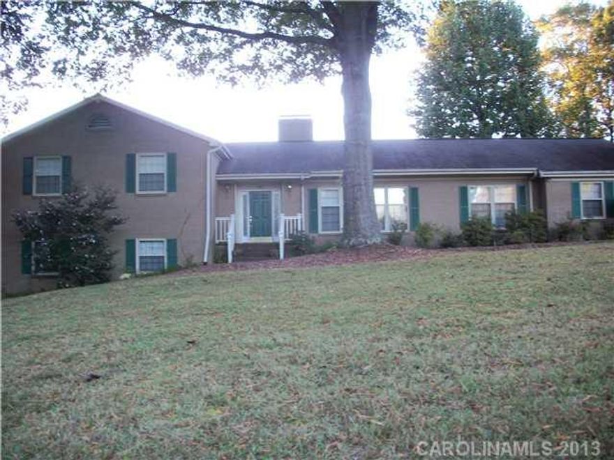 Lg. fin. frm.,kitchenette, brm & bath down. Main level den,lr, dr, kit,laundry rm. Up 3 br 2 ba. Covered porch overlooks awesome view of golf course.