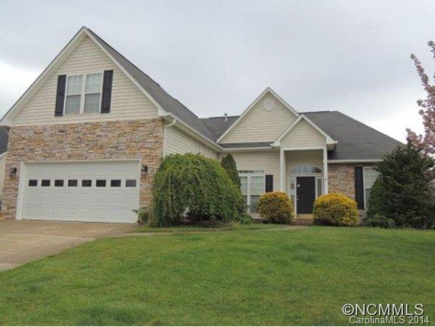 One level living with sunroom and fireplace, vaulted ceilings, open floor plan and split bedroom. Bonus room upstairs, level yard, nice back patio, HOA maintains yard.