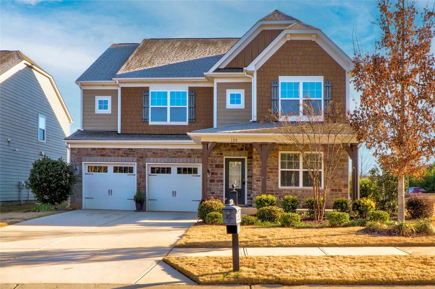 Spacious well kept home on a corner lot in The Farms, a desirable neighborhood very close to Woodland Heights School.
Available now.