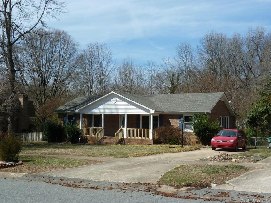 Renovated brick ranch with oak hardwood floor thru out. excellent condition, approx. 4 years old roof.
Fenced backyard.
Must see.