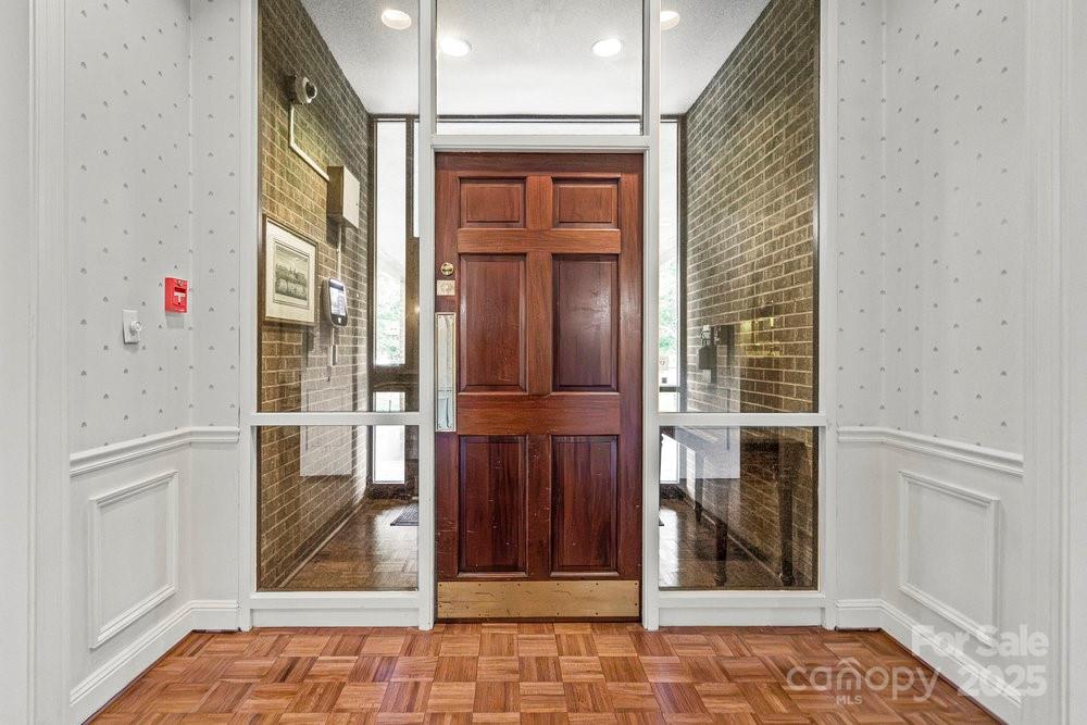 1530 Queens Road 704