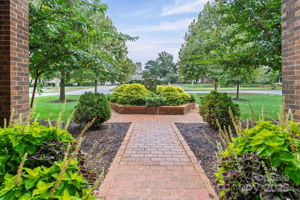 1530 Queens Road 704