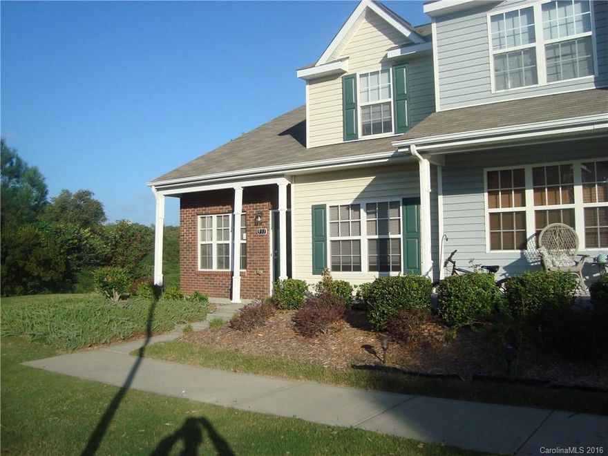 Great 3 bedroom Townhome with master on main.End unit with beautiful pond off back deck.View of pond from dining room and upstairs bedroom.Walls and ceilings just painted,all appliances included,home in excellent condition,move in ready.Community pool.Cole Creek is centrally located between I-77 and Hwy 521.Award winning Fort Mill schools.Selling agent is owner of property.