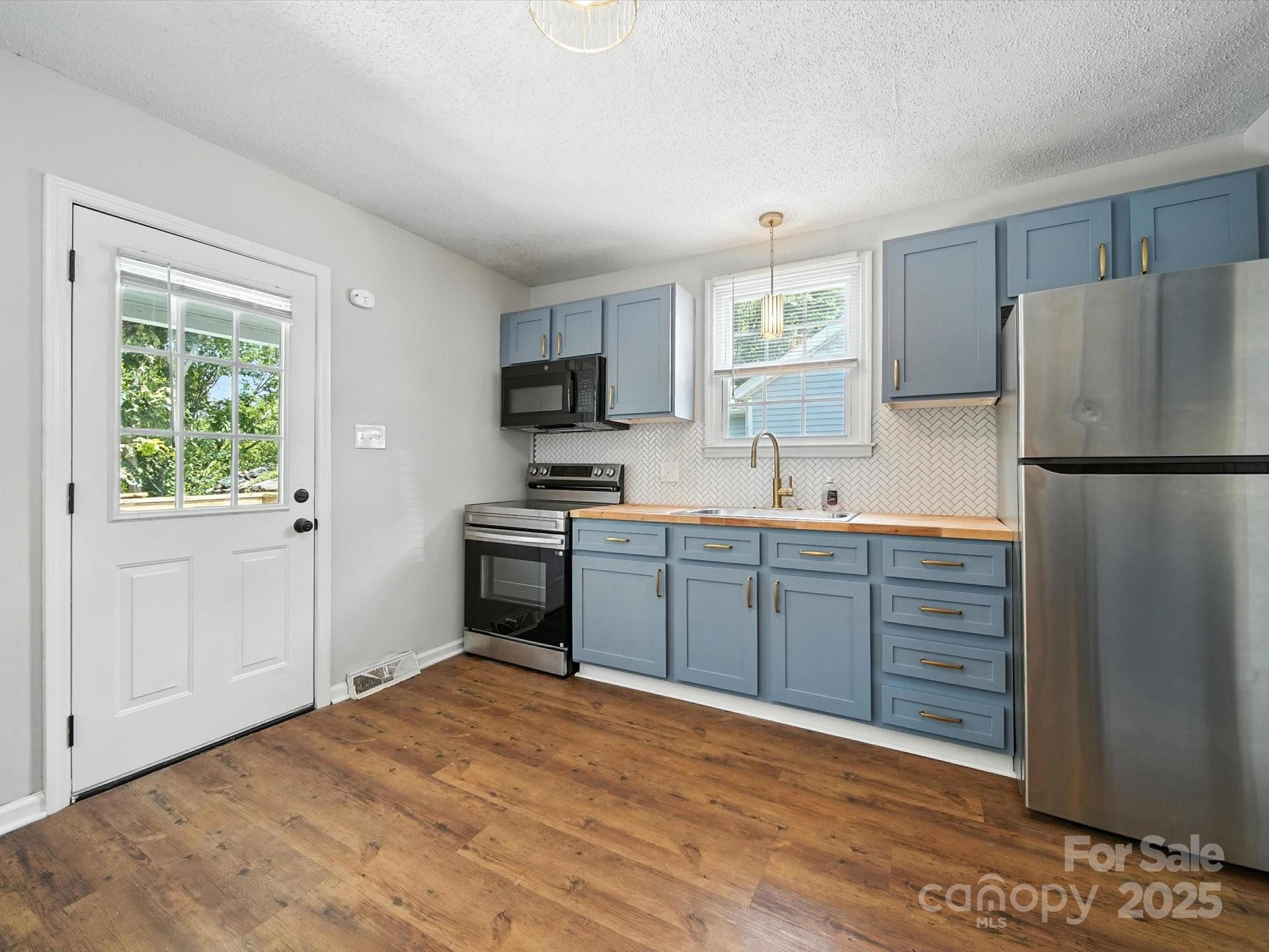 187 1/2 W End Street