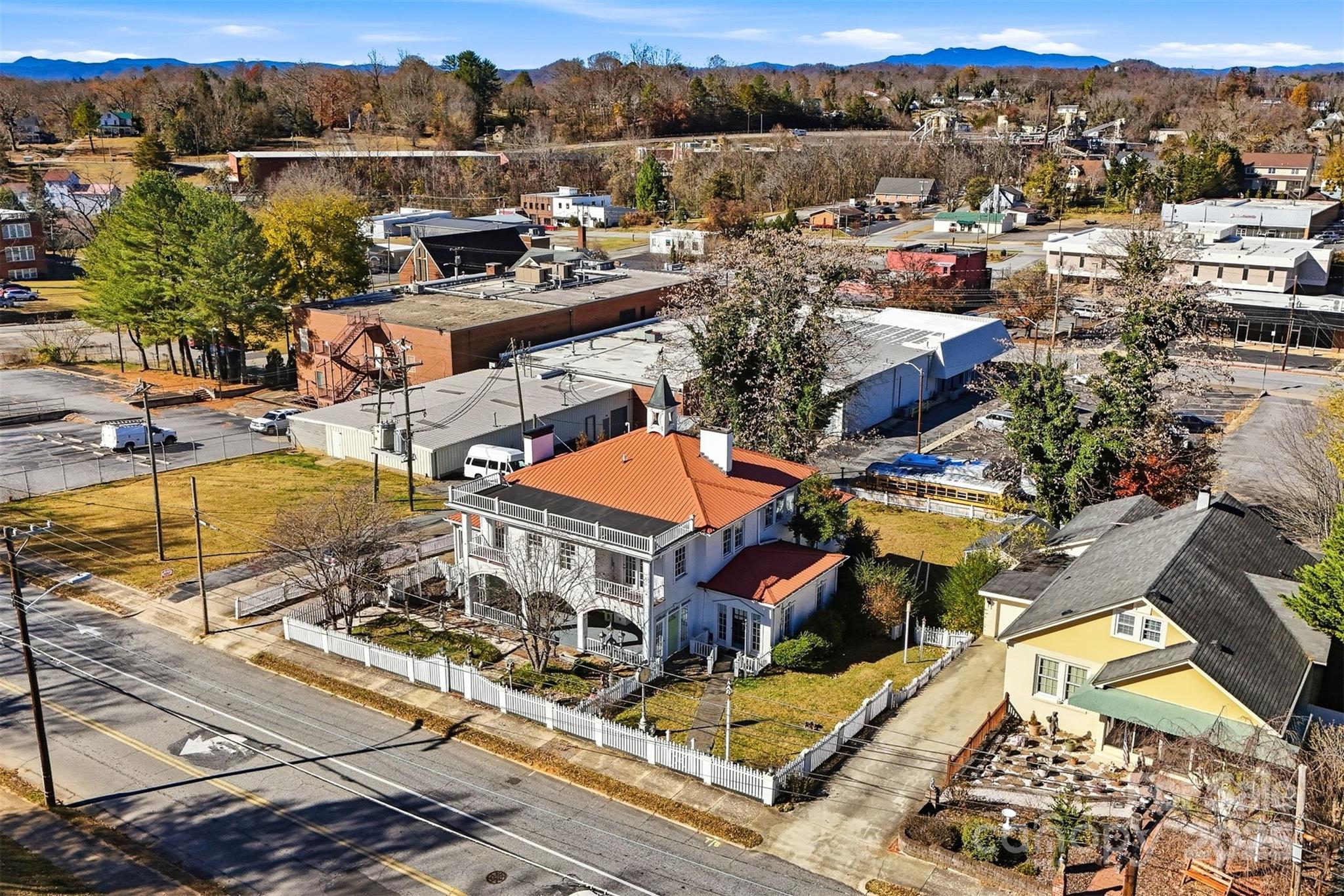 Main image without alt text