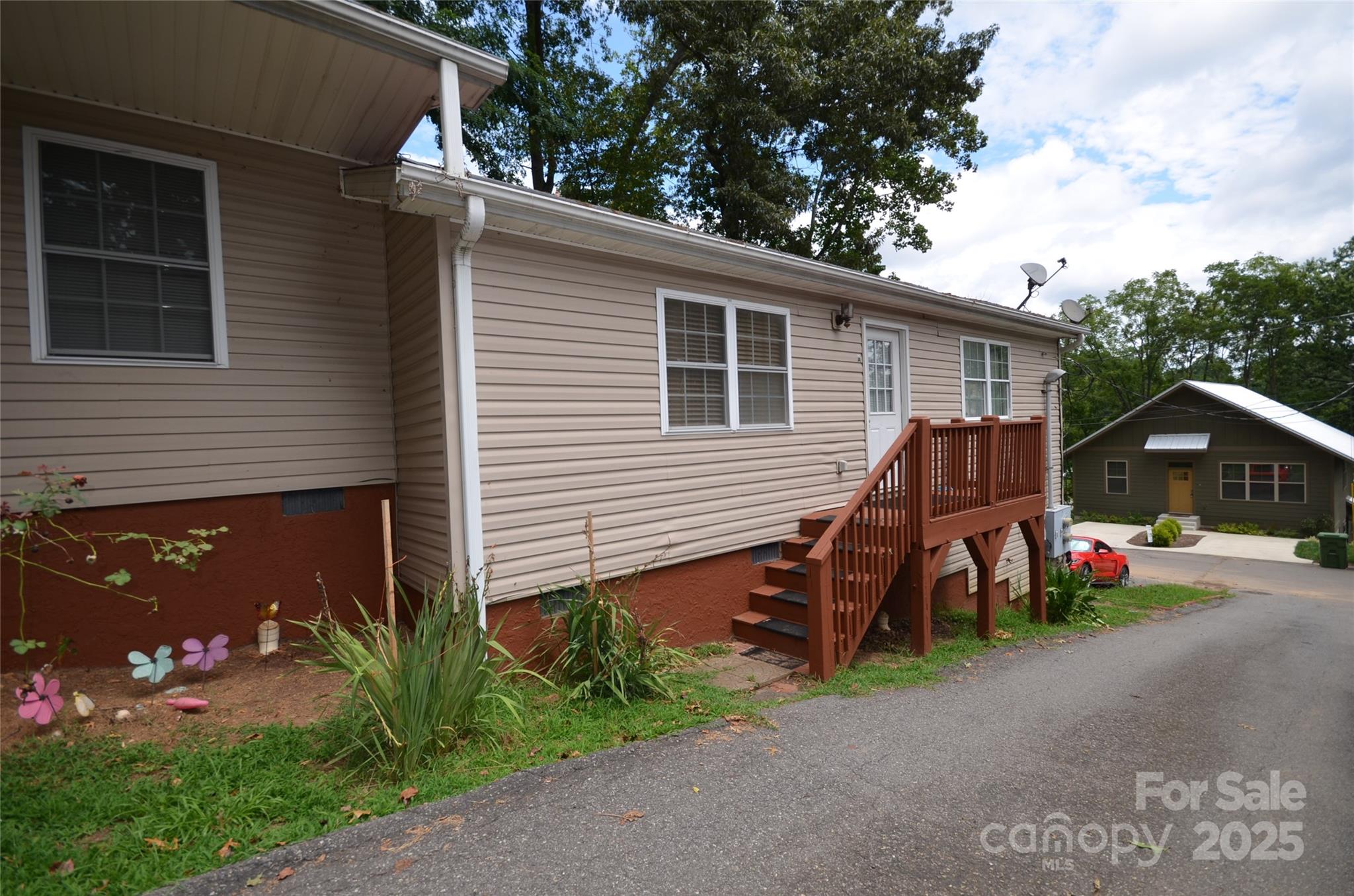 144 & 148 Laurel Loop