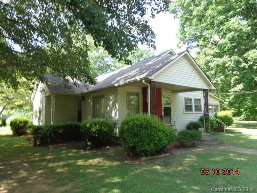 Salem Ch Rd- Vinyl bungalow, 1032 sqft, 3bd,1ba,den/fireplace, city water and sewer, new roof. Great location!