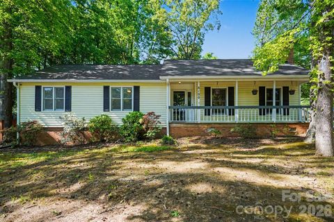 Photo of 8100 Barncliff Road, Charlotte, NC 28227 (MLS # 4372089)