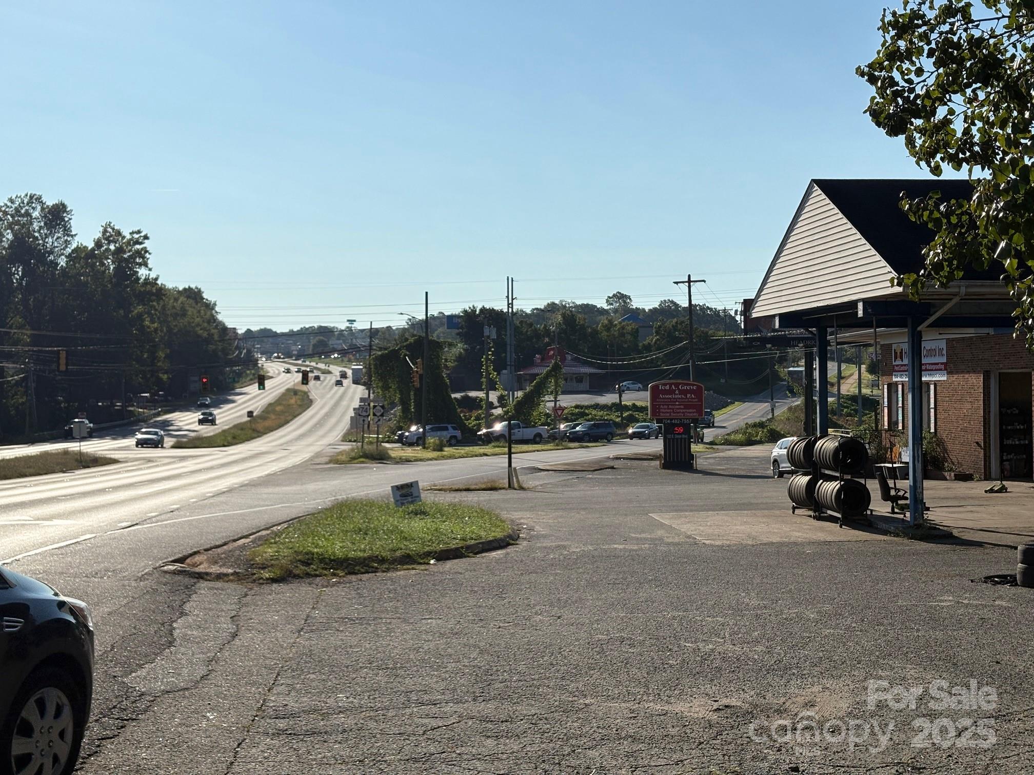 520 E DIXON Boulevard