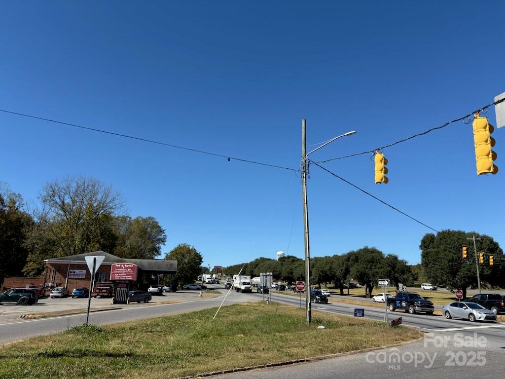 520 E DIXON Boulevard