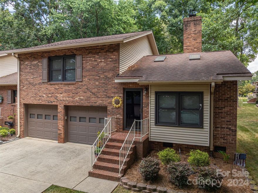 Located in the desirable L'Echo Park Townhouses - Updated end unit with 2 bedrooms and 2 1/2 baths.  Living room with built-in bookcase, fireplace and gas logs; Kitchen with updated lighting and stainless steel appliances; Patio and screened porch off the primary suite; 2 car garage; Common area with basketball court and green areas.