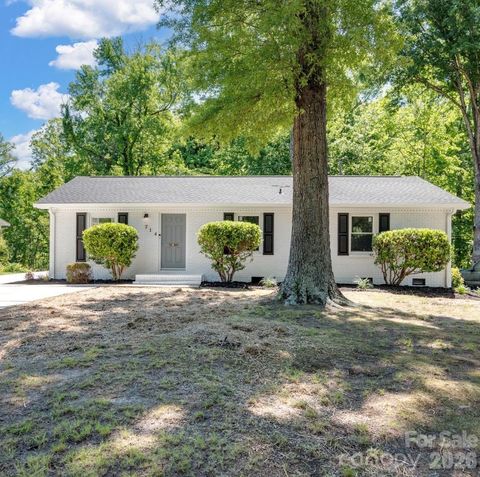 Photo of 714 Bilmark Avenue, Charlotte, NC 28213 (MLS # 4385436)