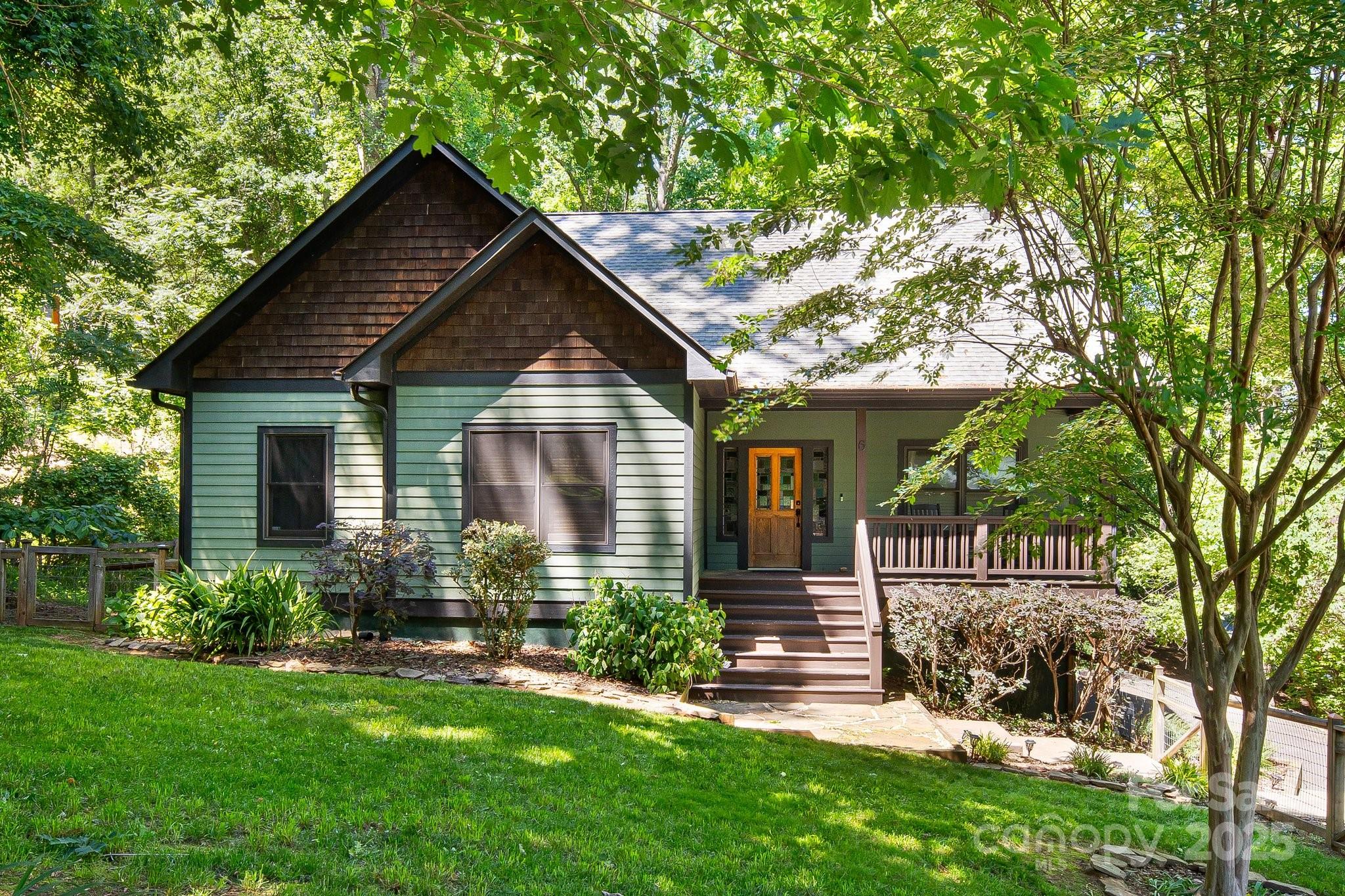 6 Woodland Road W