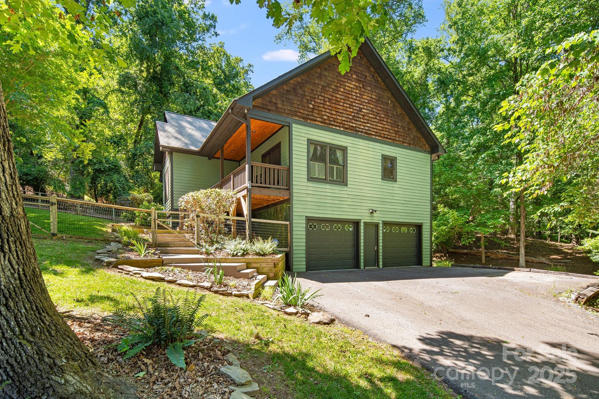 6 Woodland Road W