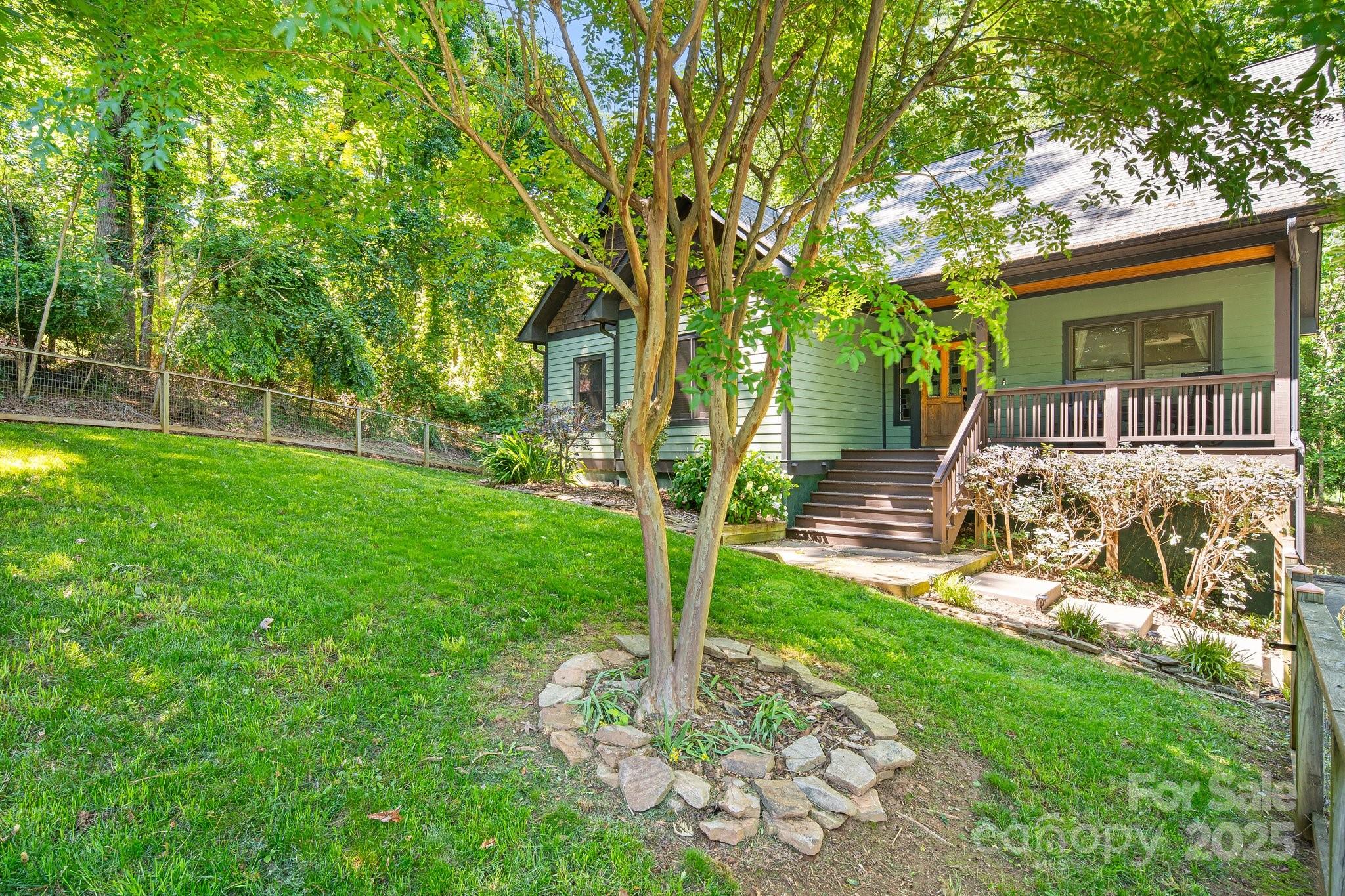 6 Woodland Road W