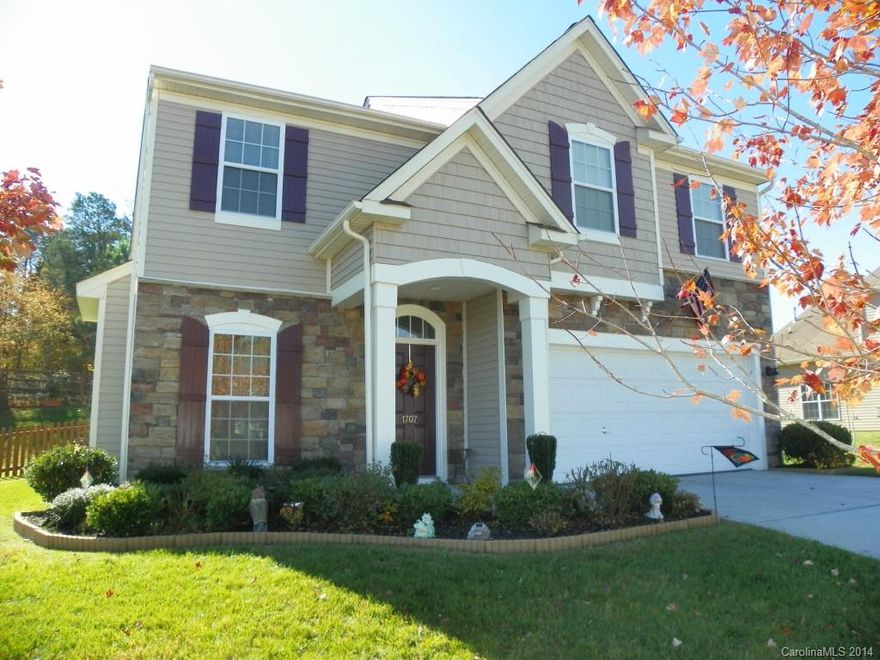 !!! Wood floors in entry and leads to Dining Rm & Great Rm + Fireplace !!! First Floor 9' Ceilings / BEAUTIFUL Large GRANITE Kitchen has breakfast area & BIG Double Door Pantry + doors to Patio and FENCED BACKYARD / LARGE MASTER BEDROOM with 8' x 12' WALK-IN CLOSET + Bath with Garden Tub & Separate Shower / Bdrm #2 has 9' x 7' WALK-IN CLOSET & Bdrm #3 has 8' WALK-IN CLOSET / Only 2 person occupancy & NO PETS EVER = This home is Ready for a New Owner to move right in.