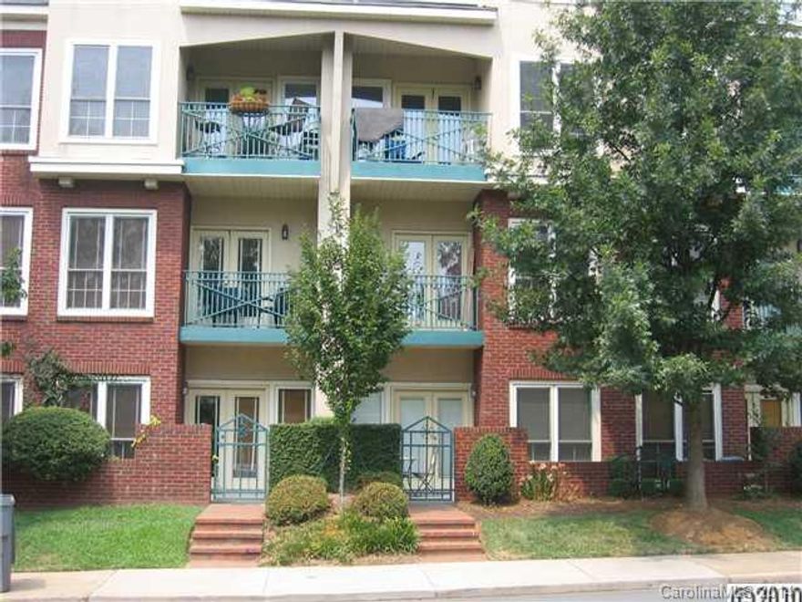 Great 2 bedroom / 2.5 bathroom townhome in Uptown.  Walk to work or nightlife. Great view of the skyline. Extra storage unit closet.  Patio on the back.