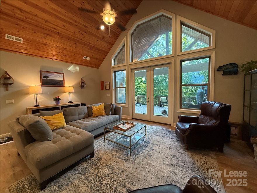 Gorgeous mountaintop getaway in Lake Lure. Picture perfect - New in 2022. 3BR 2BR w fabulous deck and beautiful views. Fully furnished but unfurnished is a possible option. Gorgeous open plan with big windows and nature all around. Chef’s kitchen, BBQ, wood burning fireplace, outdoor firepit. Come stay for a few months or longer in this peaceful haven above Lake Lure.  No traffic here - the road is one private dead end street with a community boat dock at the end. Well behaved dogs welcome pending approval. Nice fenced area for dogs to run straight out from house.  Fantastic spot for all the nearby outdoor activities, Lake Lure restaurants and amenities.