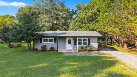 Photo of 2938 11th Avenue SW, Hickory, NC 28602 (MLS # 4420993)