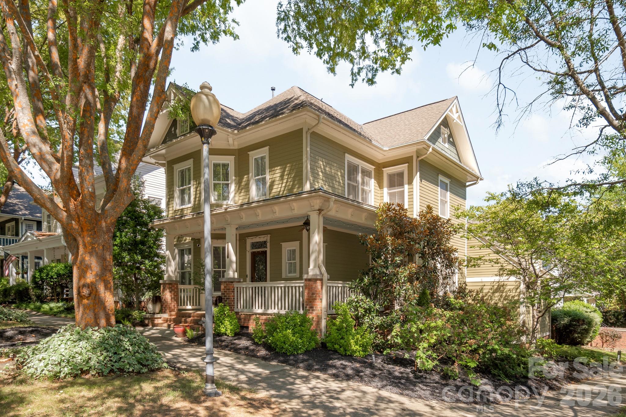 727 E 9th Street