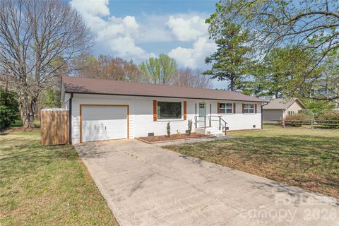 Photo of 1315 Vickie Lane, Matthews, NC 28104 (MLS # 4363238)