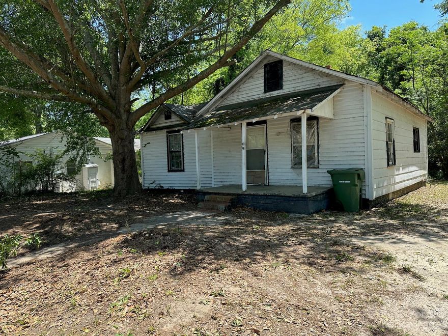 Who's ready for a fixer upper?! This home could be a rental opportunity or make it your own. Perfect location to Kershaw schools, downtown and grocery stores. Being sold as is.