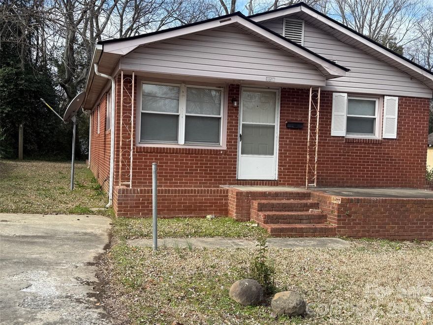 Don’t miss your opportunity to turn this home into a profitable project or a lovely residence—just bring your imagination! With its strong potential, this house could become a charming first home or a lucrative asset. Whether you're interested in flipping, renovating and renting, or designing your own cozy retreat, a bit of creativity can transform this place into something special.
Offering the possibility of becoming a beautiful starter home.