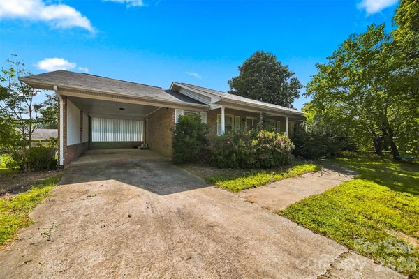 2103 2ND AVE NW, HICKORY, NC 28601 - Image d045b9801f0e9eaf6b3b1817d8ec8c28/3074398433