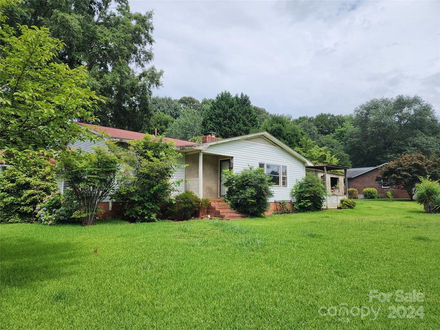 AUCTION 8/16/2024 Belmont address 3-bed, 2-bath single-family home in need of TLC! Great potential with a spacious shop and detached garage. Perfect for those looking to customize and make it their own. Ideal investment opportunity. Don't miss out on this fixer-upper with endless possibilities! For specific auction details about the house please contact listing agent. There will be an 5% buyers premium collected on final purchase price. Online auction information will be posted here soon. Great oppertunity whether you're an investor, a first-time homebuyer, or seeking a new project. Any offers placed before final bid day will be considered as bids. Winning Bidder - $5000 non-refundable deposit/30days to close. auction by Akita Properties NCAL10817