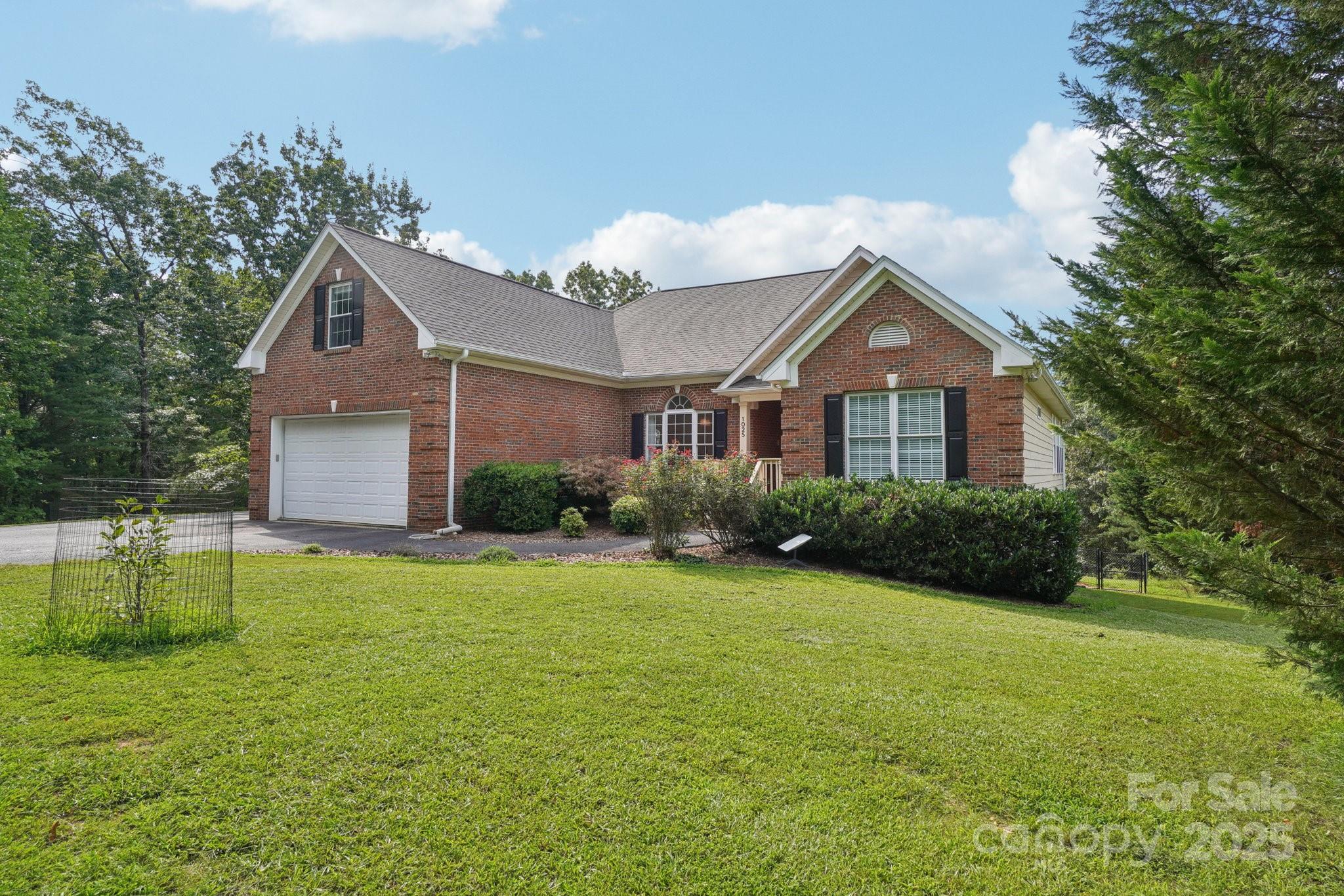 1025 Highland View Lane