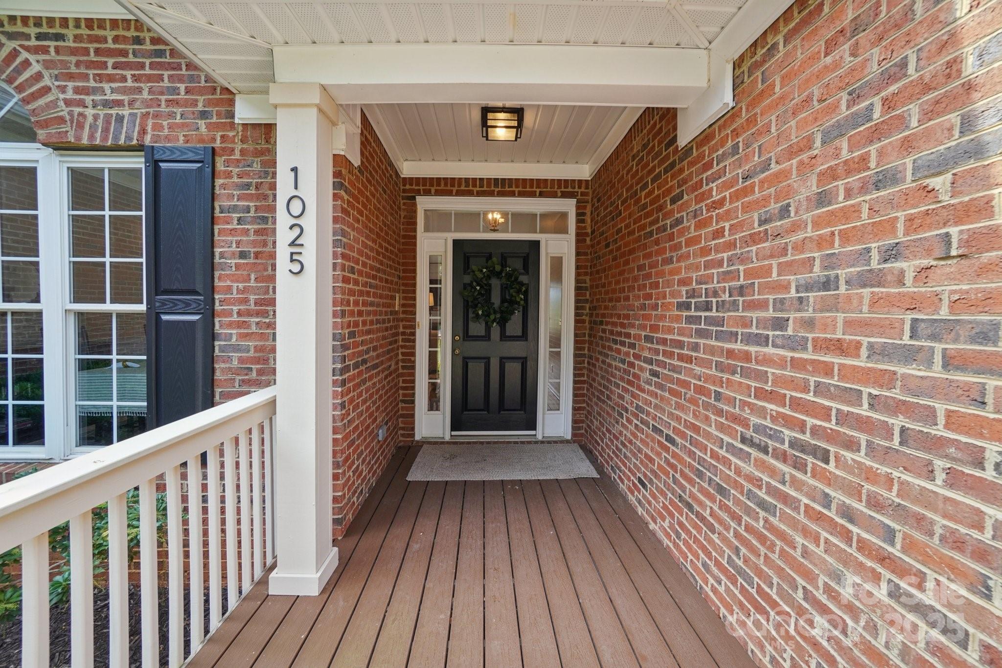 1025 Highland View Lane