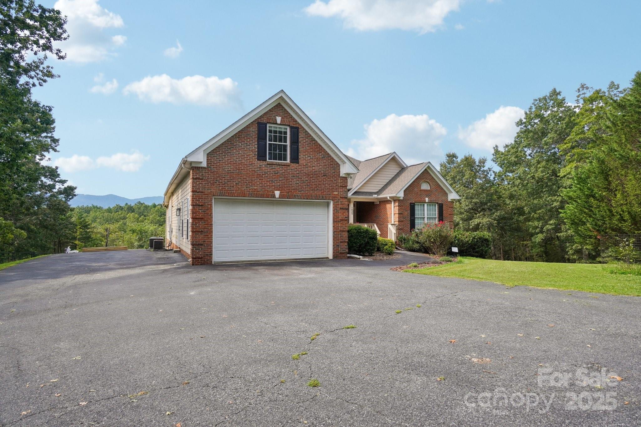 1025 Highland View Lane