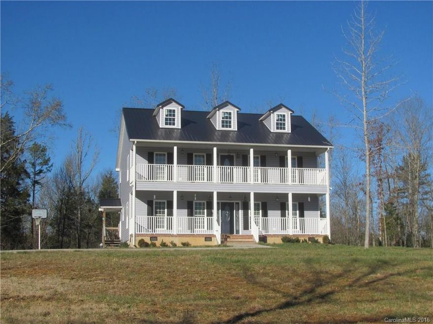 Spacious 5bd/3.5ba home.  Rural location, minutes from downtown York.  Enjoy the sunset from your rocking chair front porch or your full balcony.  Built-in oven/separate ceramic cook top, granite counter tops, Jacuzzi tub, gas tankless water heater.