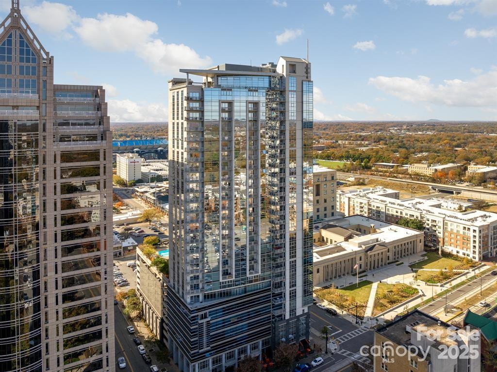 333 W Trade Street 1802